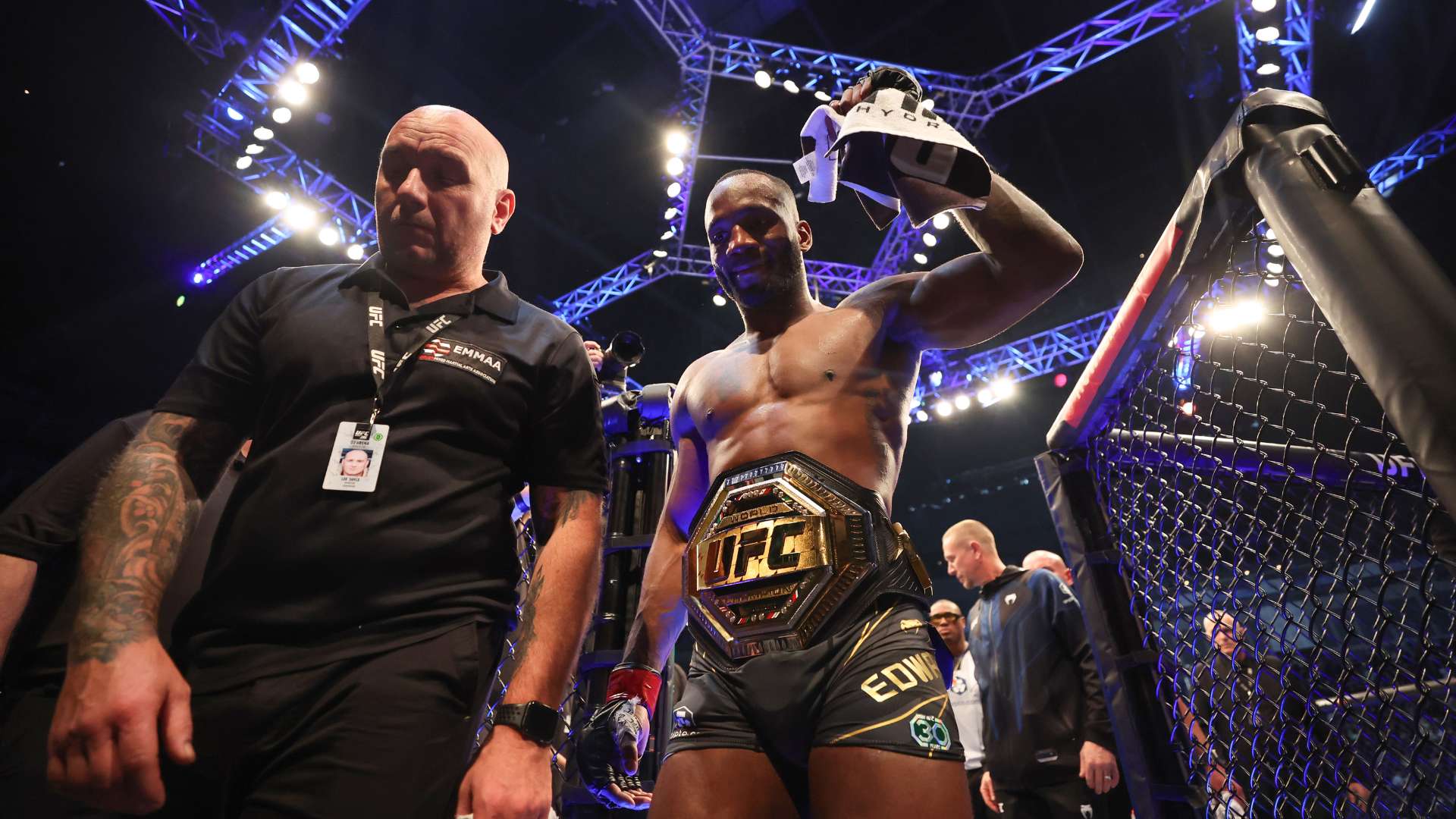 一个充满悬 一个充满悬